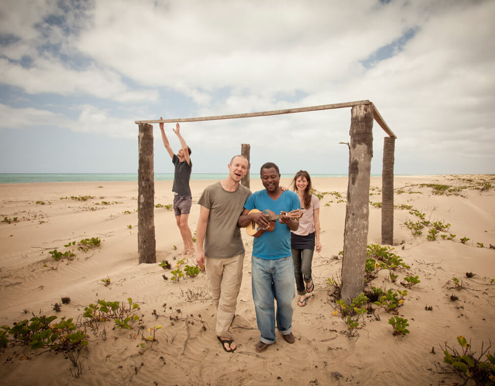 Personen am Strand musizieren